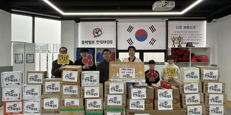 블랙벨트한빛태권도, 평택행복나눔본부에  함께 모아 기부한 라면 1,448봉지 전달