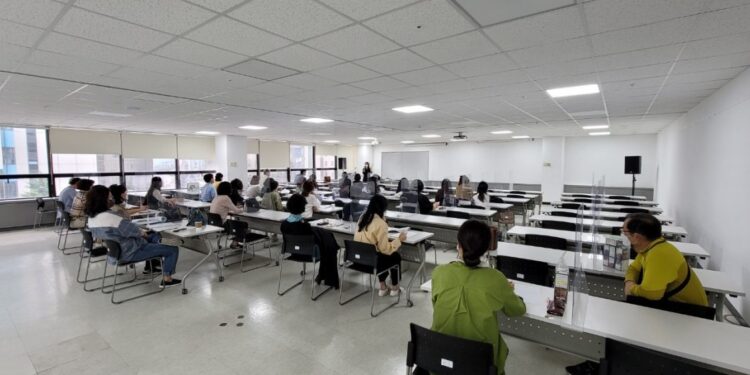 지역아동센터 종사자 평가교육을 하는 사진