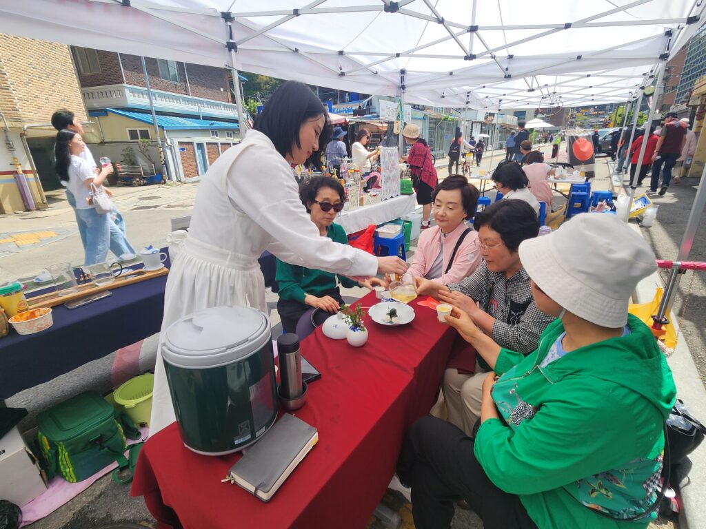 2026 봄마실 인성다례 차나눔하는 모습