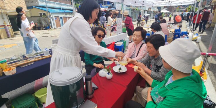 2026 봄마실 인성다례 차나눔하는 모습